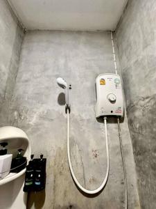 Ένα μπάνιο στο Haad Rin Confidence Cave Rest After the Rave