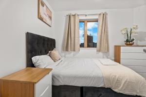 Postel nebo postele na pokoji v ubytování STYLISH RETREAT- 2 bed city centre apartment