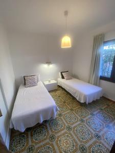 una stanza con due letti e una finestra di Villa CASTILLA a Cambrils