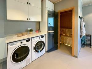 埃克舍Lake Cottage With Sunsets Over Försjön的配有洗衣机和烘干机的洗衣房