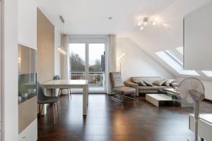 赫汀恩Markgraf Apartments Haus 5的客厅里有一张沙发和一张桌子。