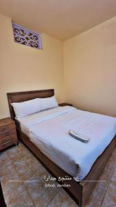 Ένα ή περισσότερα κρεβάτια σε δωμάτιο στο منتجع وفندق جدارا