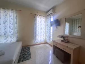 Un dormitorio con una cama, un lavabo y un espejo. en Tamastu Hotel Fortuna Jatiwaringin, en Pangkalan 10 fotos más
