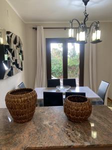 una sala da pranzo con due cestini su un tavolo di Villa CASTILLA a Cambrils Altre 10 foto