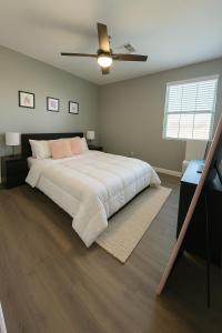 亨德森Spacious 5 BDRM 4 BTH with Pool & Spa的一间带大床和吊扇的卧室