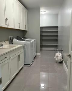 亨德森Spacious 5 BDRM 4 BTH with Pool & Spa的配有洗衣机和烘干机的洗衣房 更多13张照片