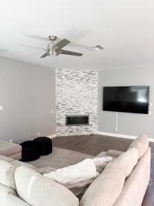 亨德森Spacious 5 BDRM 4 BTH with Pool & Spa的带沙发和壁炉的客厅