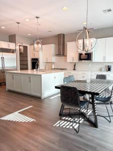 亨德森Spacious 5 BDRM 4 BTH with Pool & Spa的有桌子和椅子的厨房