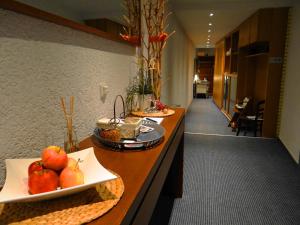 d'un comptoir de réception avec une assiette de fruits. dans l'établissement Hotel Schützenhof mit Wellness, à Bürstadt