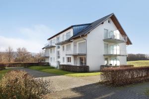 un edificio bianco con tetto nero di Markgraf Apartments Haus 2 a Hertingen