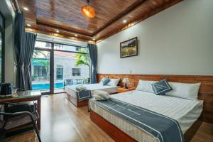 Un dormitorio con dos camas y una ventana. en Tràng An Riverbank Homestay, en Nguyên Ngoại 112 fotos más