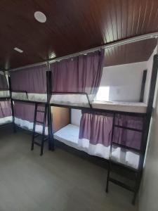 Un pat sau paturi într-o cameră la Fernica Boarding House