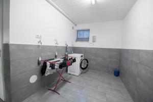 eine Waschküche mit Waschmaschine in der Unterkunft W&P Living Wohnung mit Ausblick - Parkplatz in Biberbach