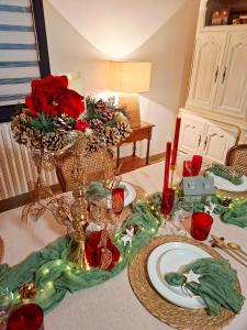 ein Tisch mit roten Kerzen und Tellern darauf in der Unterkunft L'Orée des Champs in Magny-Fouchard