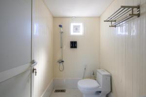 Un baño de Subla Camp