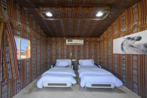 八田Subla Camp的一间木墙房间里有两张床