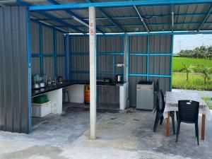 Un balcon sau o terasă la IDAMAN COTTAGE Sekinchan +16 fotografii