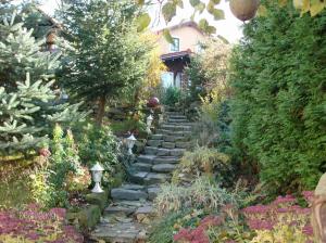 einen Garten mit einem Steinpfad vor einem Haus in der Unterkunft Gartenhaus Nossen in Nossen