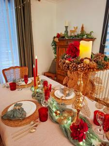 ein Tisch mit Weihnachtsdekoration darüber in der Unterkunft L'Orée des Champs in Magny-Fouchard
