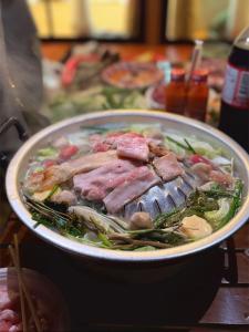 uma tigela de comida com carne e vegetais numa mesa em บ้านสวนผาหมี em Ban Nong Chaeng