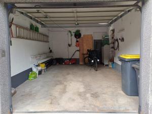 Un garaje vacío con una bicicleta estacionada en él en ZusammenZeit in Schleiden - inklusive Garage, großer Terrasse und 4 Schlafzimmer - ideal für Familien und Freunde - Hunde freundlich, en Niederdorla