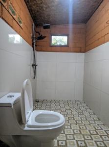 Koupelna v ubytování Tetebatu River Side BUNGALOWs