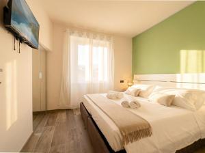 Ένα ή περισσότερα κρεβάτια σε δωμάτιο στο Jacuzzi Luxury Suite Iseo Elegant Apartment with Balcony Central Iseo