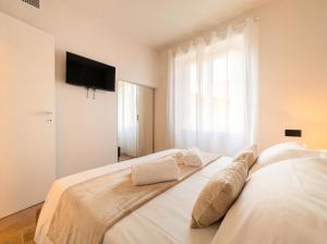 Ένα ή περισσότερα κρεβάτια σε δωμάτιο στο Jacuzzi Luxury Suite Iseo Elegant Apartment with Balcony Central Iseo