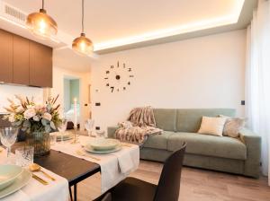 Χώρος καθιστικού στο Jacuzzi Luxury Suite Iseo Elegant Apartment with Balcony Central Iseo +7 φωτογραφίες