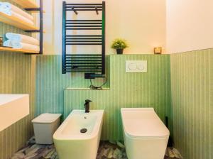 Ένα μπάνιο στο Jacuzzi Luxury Suite Iseo Elegant Apartment with Balcony Central Iseo