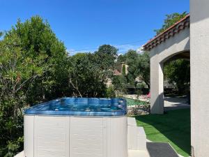 Πισίνα στο ή κοντά στο Villa dans le Gard située entre Nîmes, Alès et Uzès avec piscine et spa jacuzzi