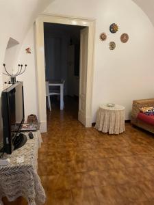 a living room with a television and a table at Sogni al Duomo in Catania