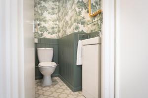 Ένα μπάνιο στο Sunset Apartment - 7th Floor Double Tree - Hilton +20 φωτογραφίες