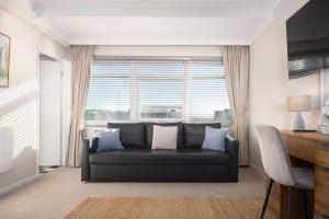 Χώρος καθιστικού στο Sunset Apartment - 7th Floor Double Tree - Hilton