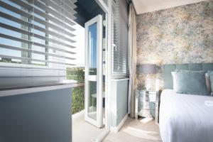 a bedroom with a bed and a window at Sunset Apartment - 7th Floor Double Tree in Brighton & Hove +23 photos