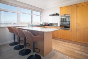 Η κουζίνα ή μικρή κουζίνα στο Sunset Apartment - 7th Floor Double Tree - Hilton