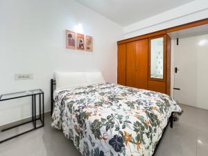 Una cama o camas en una habitación de The Pinnacle - Electronic City