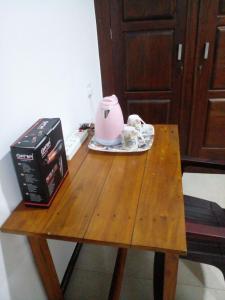 una mesa con una tetera y una caja en ella en Amible Guest Home, en Mirissa