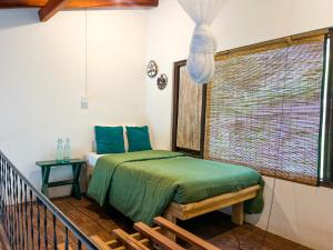 Rowinrich Cottages في إيلا: غرفة نوم بسرير ونافذة في غرفة +12 صورة