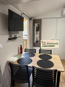 una cucina con tavolo in legno e 4 sedie di L'Escapade Seignossaise a Seignosse Altre 23 foto