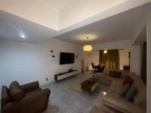 Un televizor și/sau centru de divertisment la Luxury house, near to airport, AC, Wifi