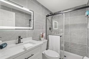 Near Ithaca! Hot Tub! LRG Home! Sleeps 10 Dogs ok! في Newfield: حمام مع مرحاض ومغسلة ودش +26 صورة