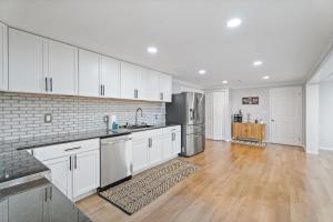 Near Ithaca! Hot Tub! LRG Home! Sleeps 10 Dogs ok! في Newfield: مطبخ بخزائن بيضاء وثلاجة من الفولاذ المقاوم للصدأ