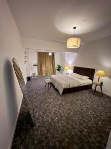 Un pat sau paturi într-o cameră la Luxury house, near to airport, AC, Wifi