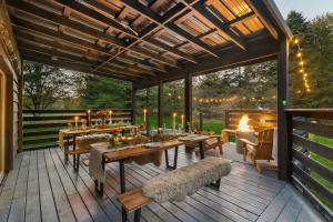 Near Ithaca! Hot Tub! LRG Home! Sleeps 10 Dogs ok! في Newfield: فناء في الهواء الطلق مع شرفة خشبية