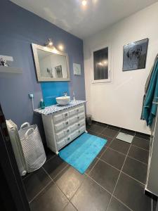 un baño con lavabo y espejo en Chambre cosy entre ville et campagne, en Lorette