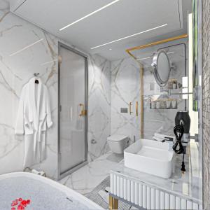 ein Badezimmer mit Waschbecken, Dusche und Toilette in der Unterkunft Sola Dahabiya Nile Cruise Every Monday from Luxor to Aswan 4 nights and Every Friday from Aswan to Luxor 3 nights in Luxor + 28 Fotos