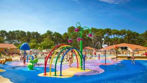 un parco acquatico con un sacco di scivoli d'acqua di L'Escapade Seignossaise a Seignosse