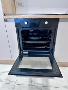 ein Backofen mit offener Tür in einer Küche in der Unterkunft Ground Floor Studio in Chişoda + 16 Fotos