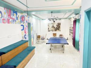 ein Raum mit einer Tischtennisplatte darin in der Unterkunft Trippme Rishikesh, formerly The Sweven in Rishikesh